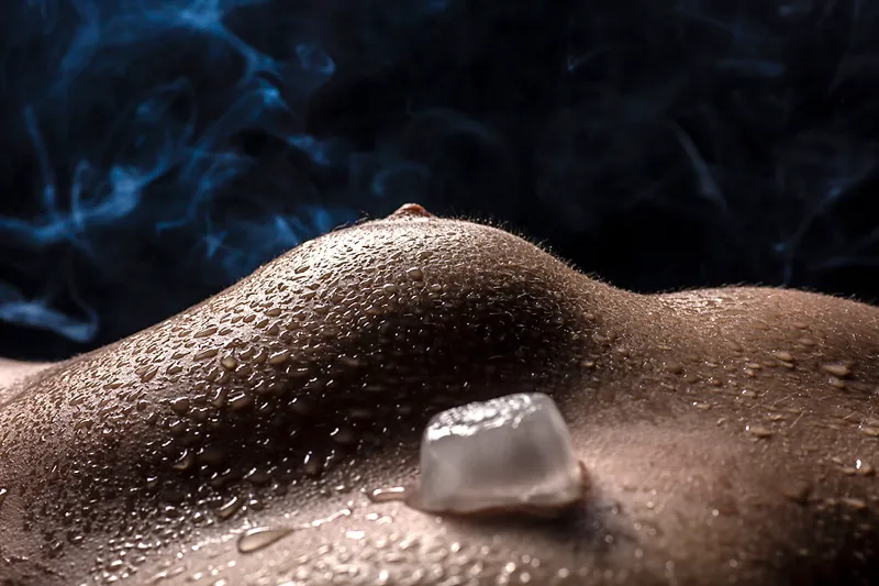 Aktfoto mit Wassertropfen selbstaendigkeit-fotografie-gewerblich-betreiben-5